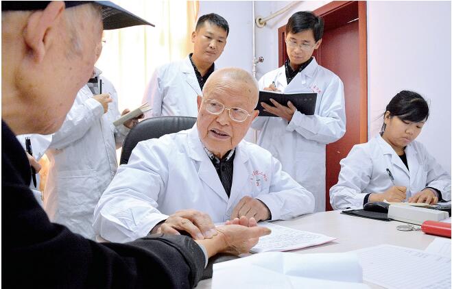 坐诊中的张磊.jpg