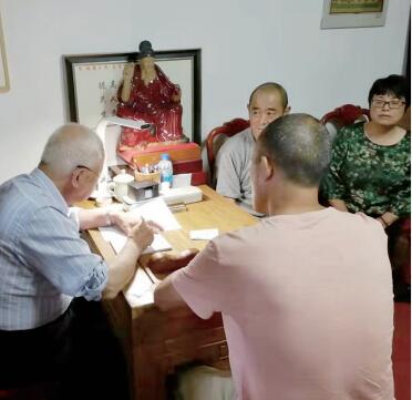 张磊在家中给慕名而来的患者诊治.jpg