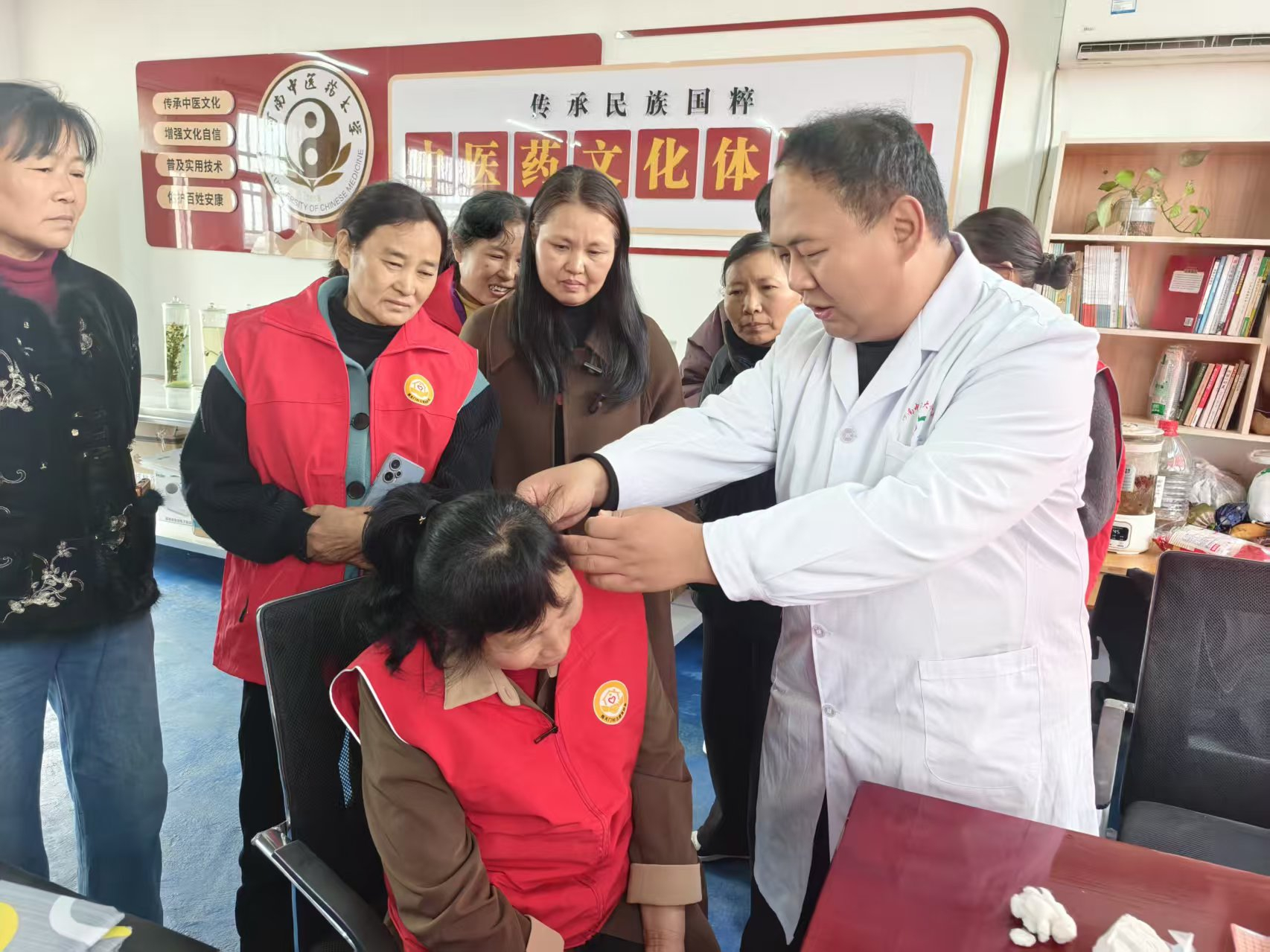 博士驻乡村，银针连民心