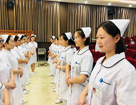 1536742198190347.jpg 我院礼仪协会对护理实习生开展岗前礼仪培训 2.jpg